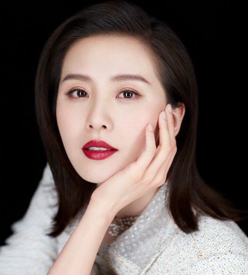 刘诗诗贝雷帽齐肩发,优雅女神气质出众,很是养眼