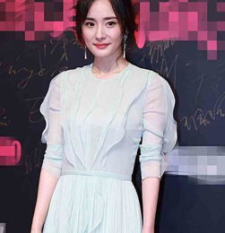 唐嫣一个月内和缺席她婚礼的昔日好友杨幂两次同台,美貌难分伯仲