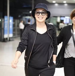一个优雅老去的女演员,49岁身体发福穿着随意,17岁儿子高大帅气