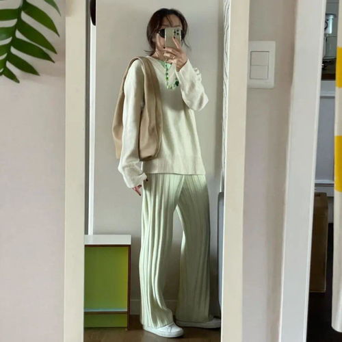 女生穿黑色大衣怎么搭配