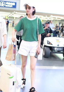 34岁佟丽娅又美了一身白绿搭配成清新少女,网友陈思诚好福气