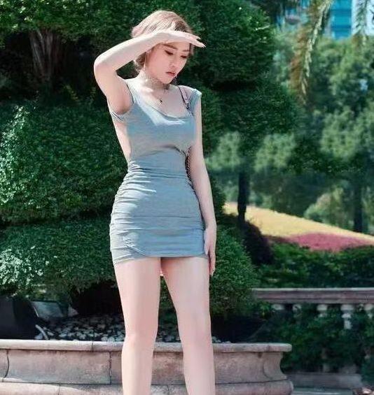 街拍紧身打底裤美女,穿出青春和活力,更显女性的独特魅力