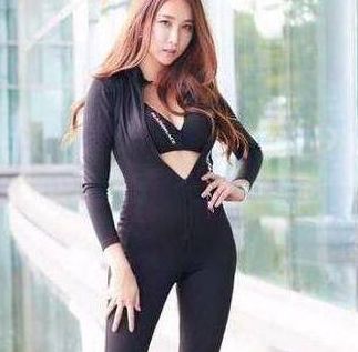 高贵优雅的紧身打底美女,时尚气息十足,尽显性感身材