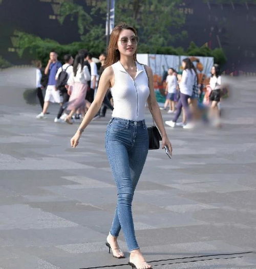 偏爱修身牛仔裤,这样穿搭清爽显身材,优雅迷人充满青春活力