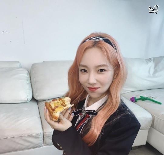 穿深圳校服女生头像高中生