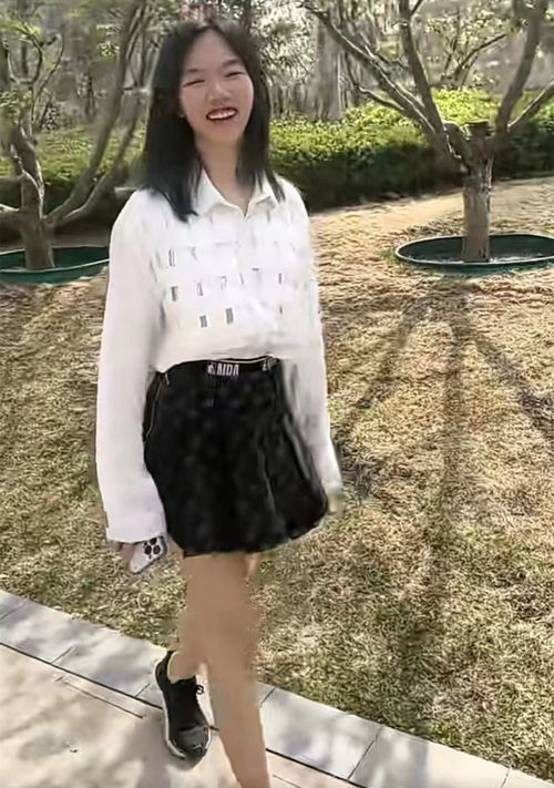 王芳罕晒15岁女儿,爱女被指裙子太短不像学生她大方回应质疑