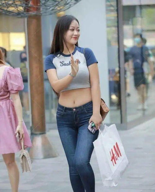 成熟的女人穿打底裤更具魅力,非常青春时尚,舒心自然