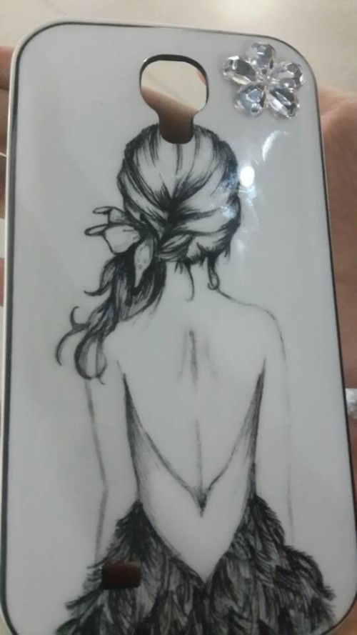 求一张图片女孩穿的礼服下面是羽毛背影漏的后背黑白风格的动漫图片