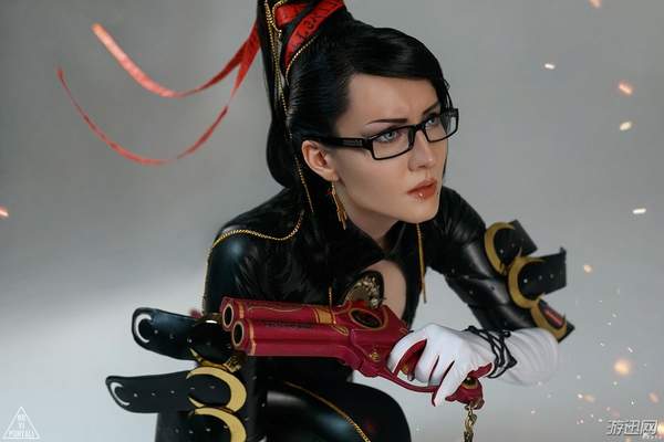 俄罗斯美女cos猎天使魔女贝姐冷艳御姐口含棒棒糖