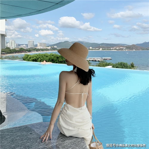 紫色露肩连衣裙vs白色露背连衣裙,哪一个更美