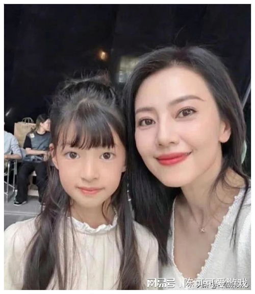 曝高圆圆与女儿一起亮相,浓眉大眼真像爸爸赵又廷,复制粘贴吧