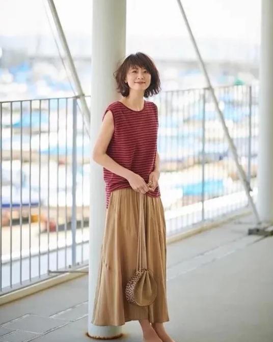 48岁中年女人喜欢简约气质风,初夏穿搭清爽时尚,时尚优雅