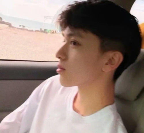 头像廉价的爱情我不配庸俗的金钱我最值得