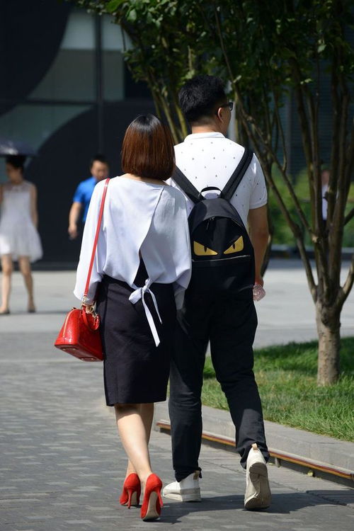 简约大方的尖头细跟,展现出时尚女士的成熟稳重气质