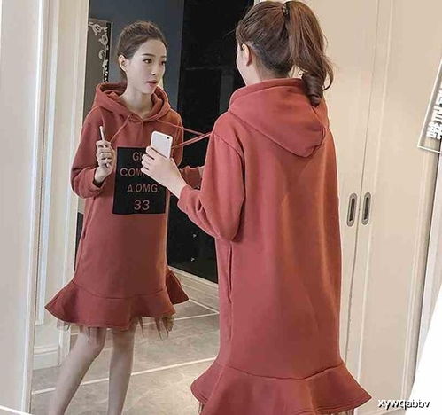 25岁左右的女人穿这几款卫衣,搭配大衣穿,让你重返18岁