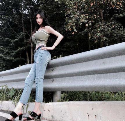 街拍白皙成熟范的时尚美女,飘逸灵动优雅可人