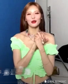 泫雅最新妆容来了搭配绿色上衣美成仙女,被自制项链惊艳到