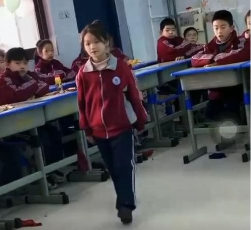 高颜值小学女生走红,校服也难掩其光芒,网友前途不可限量
