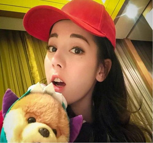 美柚资讯迪丽热巴戴红帽子,关晓彤戴红帽子,网友鹿晗心中有数