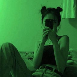 每个女孩都是银河遗落在世间的星星爆火的绿色背景潮流女生qq头像
