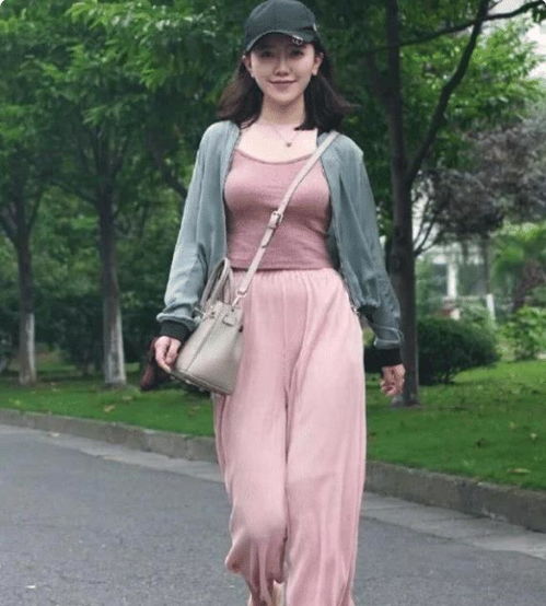 妹子,睡觉请注意睡姿,坐在对面的我都脸红了,你不尴尬吗哈哈