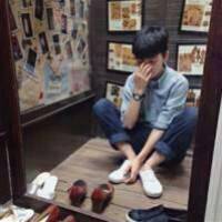 男生盘腿坐地上qq头像