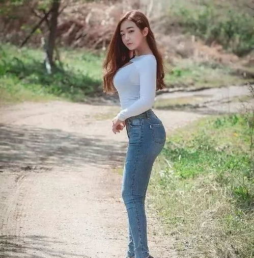 微胖的女生穿上牛仔裤,显得更加可爱有魅力