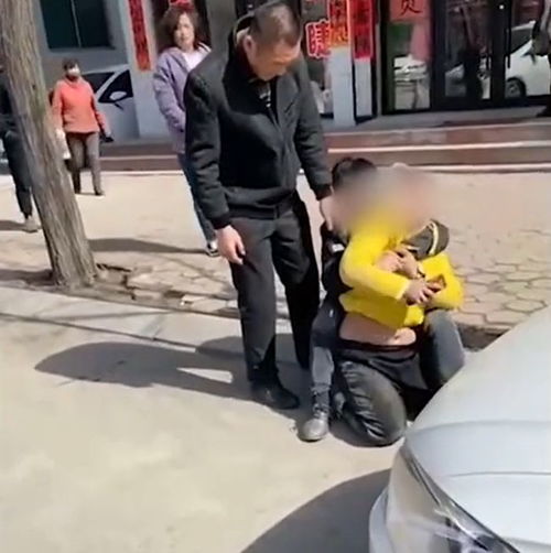 辽宁一女子当街被人撂倒,路人冷漠围观,我不认识他,救我人贩子疯子杀人犯受害者失恋网易订阅