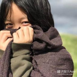 王菲带窦靖童去迪拜旅游,穿同款连衣裙和运动鞋好有爱