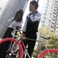求大图跪求一个穿着深圳校服女生站在死飞旁边的照片