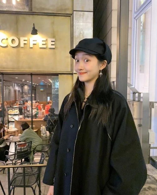 关晓彤与姐妹庆生三层豪华蛋糕显贵气,捧鲜花像小仙女一样漂亮
