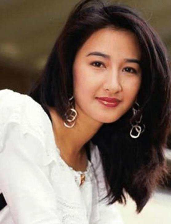 55岁关咏荷携女逛街,13岁女儿脸照公开,完美继承爸妈基因