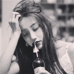 黑白头像女唯美黑白