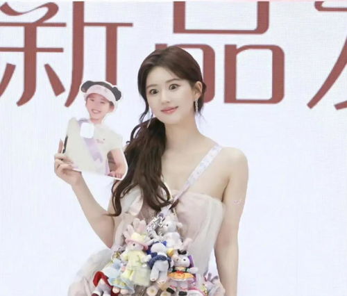 美女演员赵露思今日上海线下活动生图释出啦甜美少女耶