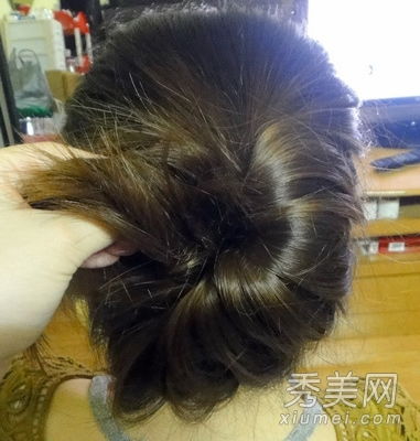 高贵优雅的侧卷发型的详细步骤说明
