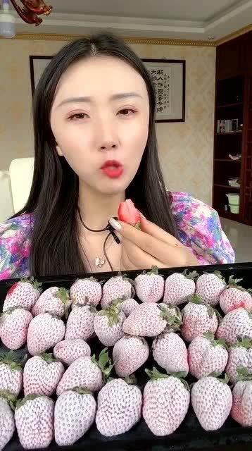 美女尝试冰冻草莓,听这个声音真难受,好怕她牙齿不行