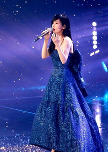 51岁冻龄女神周慧敏登台献唱,一袭蓝色长裙仙气飘飘