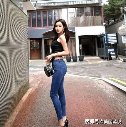 美女街拍黑色v领吊带搭配紧身牛仔裤,高挑优雅,气质感满满