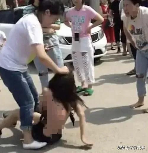 露隐私部位的头像女生