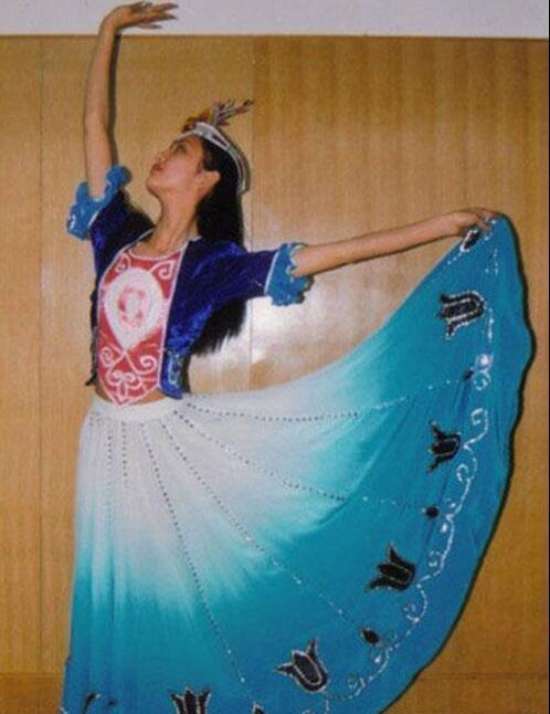 佟丽娅幼时美照曝光,素颜肤色过于真实,但这身材简直是芭比娃娃