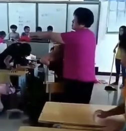 走廊乱扔西瓜皮,小学女生被老师全程拽头发管教,双方冲突激烈