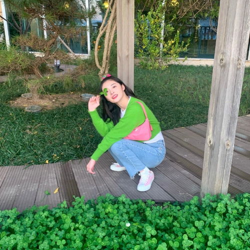 穿绿色衣服的头像女烟熏妆