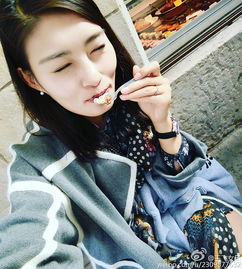 美女国门法国秒变吃货晒美景自拍不停