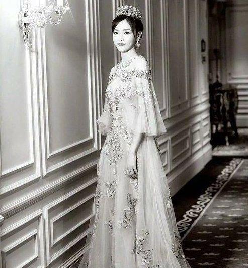 女星头戴女皇皇冠,杨颖唐嫣迪丽热巴刘亦菲赵丽颖,谁最美