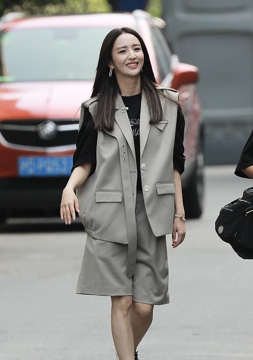 当明星就是好,佟丽娅随便一套私服就2千多,又帅又酷挺贵气