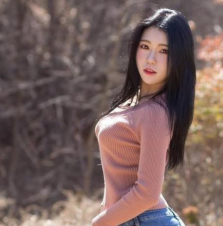 气场十足的牛仔裤美女,身姿丰盈,特别有魅力