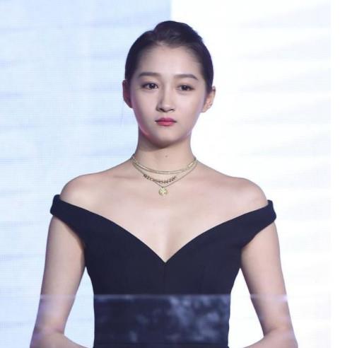 女生露肩露背头像李彩桦