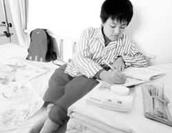 摔个跟头就会骨折脆骨女孩梦想站起来