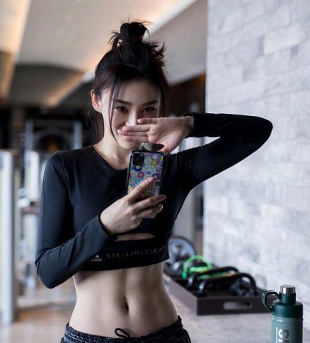 曾经被人说离开娱乐圈的明星,他们三个是越来越红,而有一个是真的走了