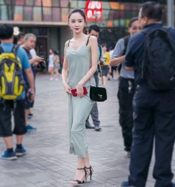 街拍美女连衣裙极具时尚感,展现成熟女性的魅力